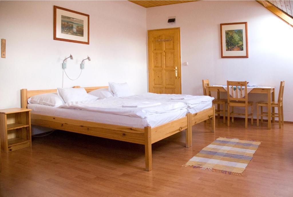 Haramia Csapszek Es Fogado Hotel Szombathely Room photo
