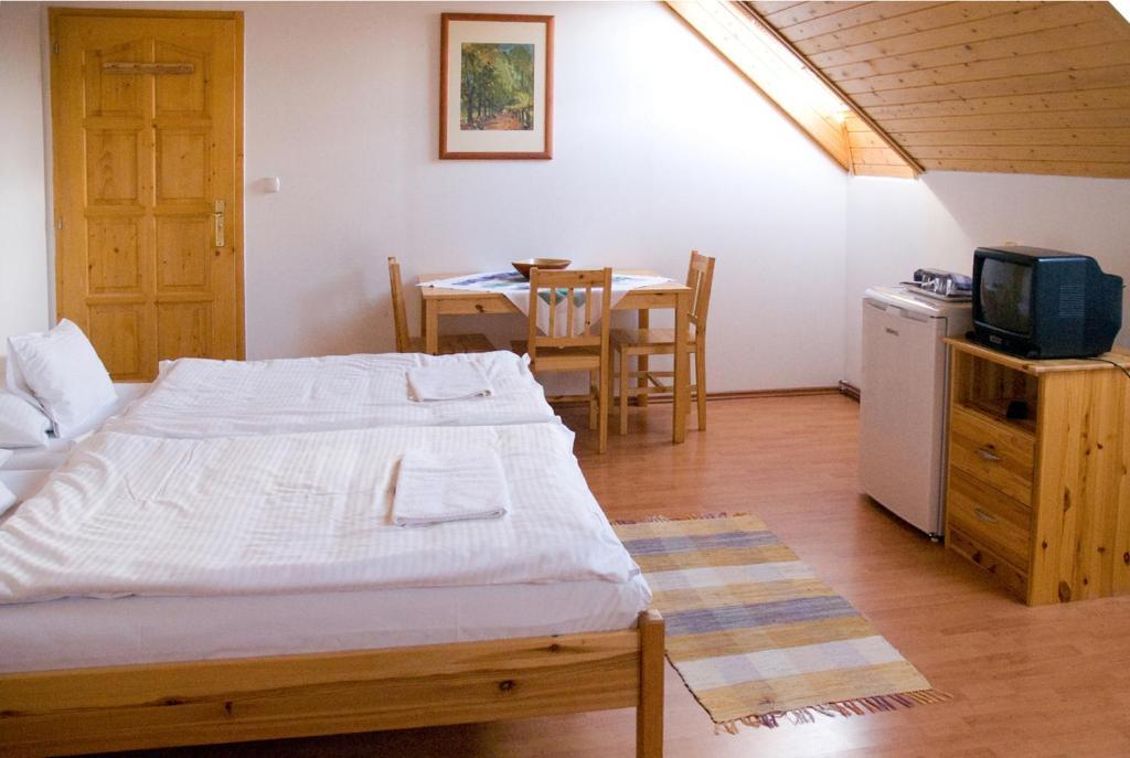 Haramia Csapszek Es Fogado Hotel Szombathely Room photo